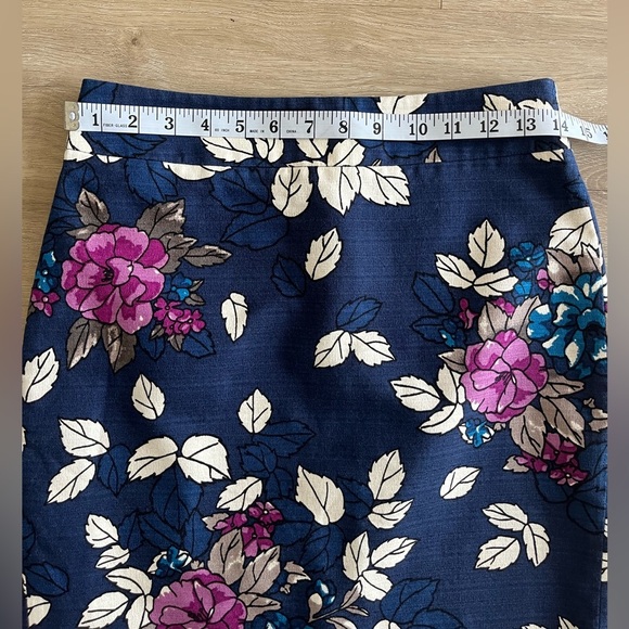 Ann Taylor Floral Lined Pencil Skirt
Side Zip Navy Blue Size 0 - Picture 5 of 9
